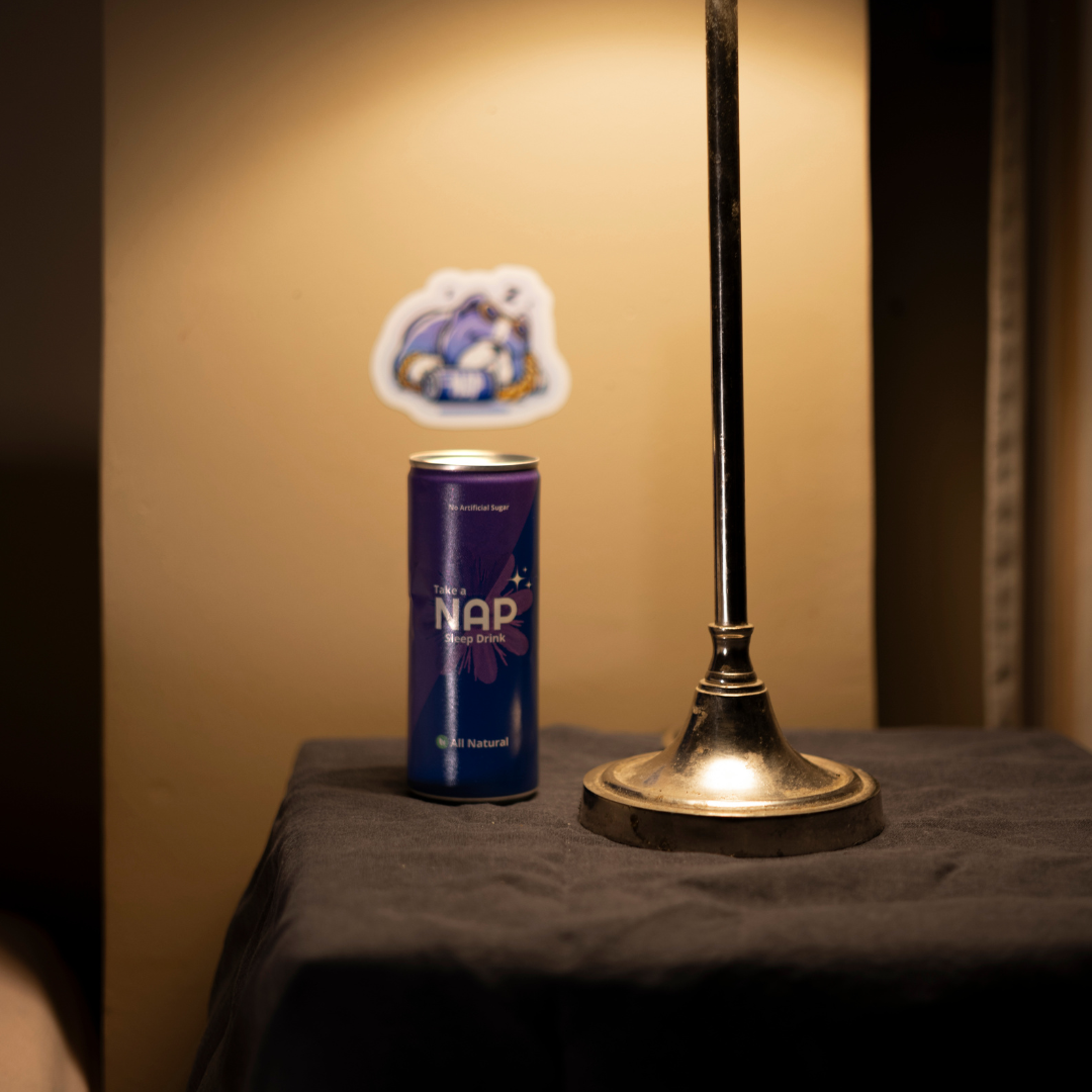 Canette de NAP sur une table de nuit a coté d'une lampe. Ambiance calme et apaisante