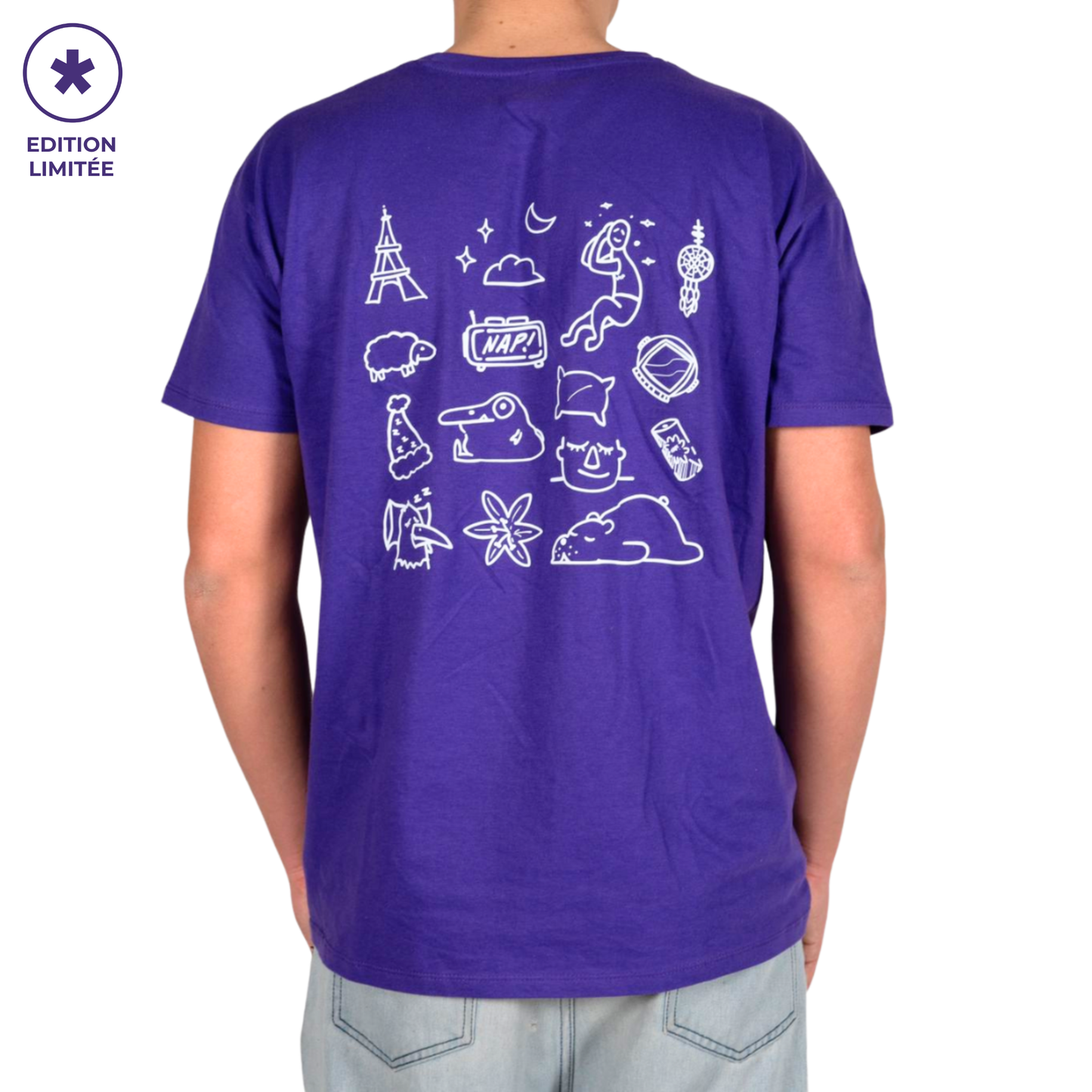 Dos du T shirt NAP Violet avec différent dessins lié au sommeil tel que des nuages, un ours qui dort ou un attrapes reves.